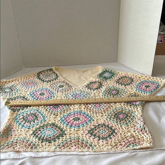 Cream and Pink Blouse with Textured Knit Design - Picture 2 of 8